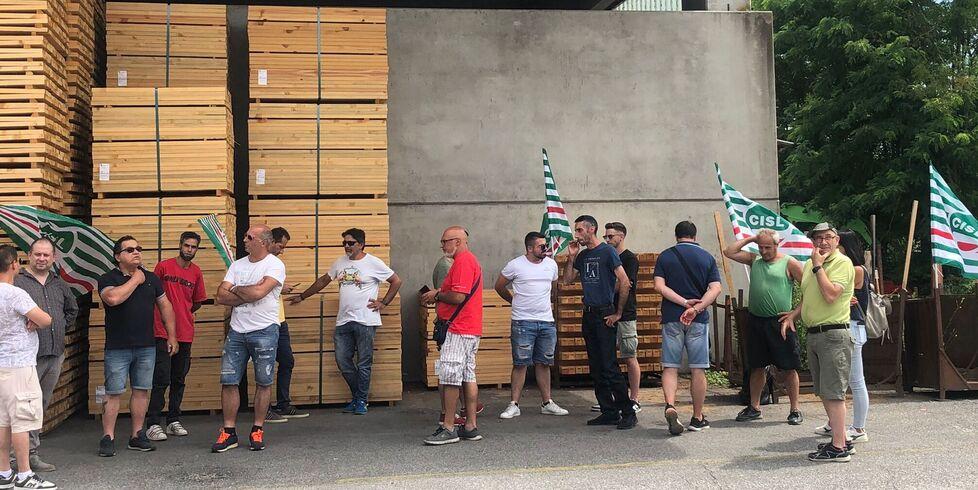 Sindacati e lavoratori manifestano nel piazzale: era il 4 luglio