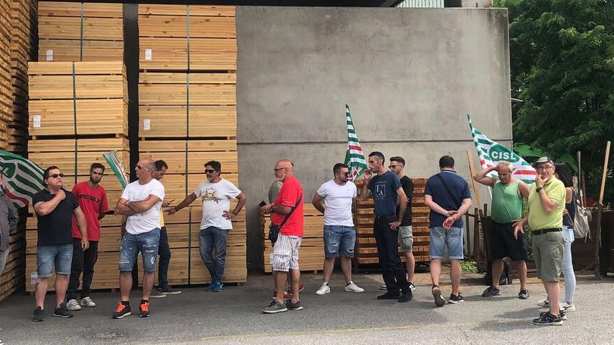 Sindacati e lavoratori manifestano nel piazzale: era il 4 luglio