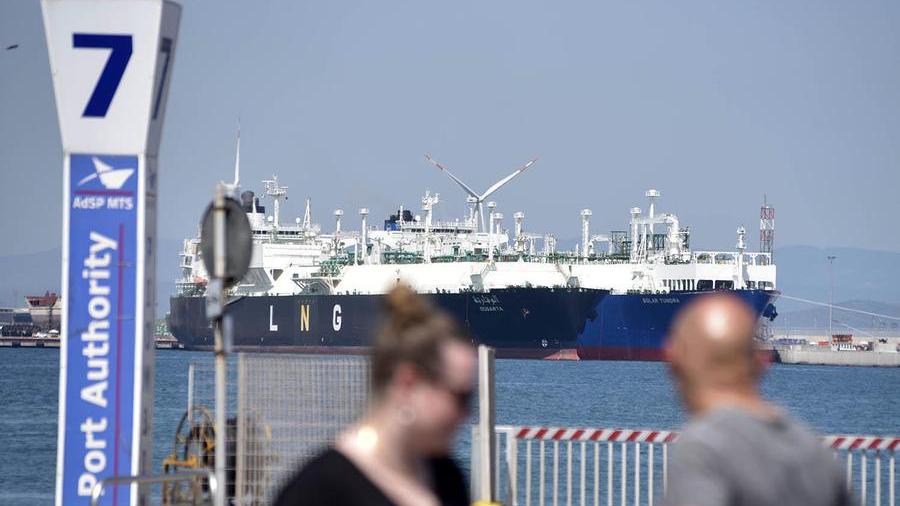 Piombino, l’Ougarta è sbarcata, consegnato il carico da 90mila mc di Gnl