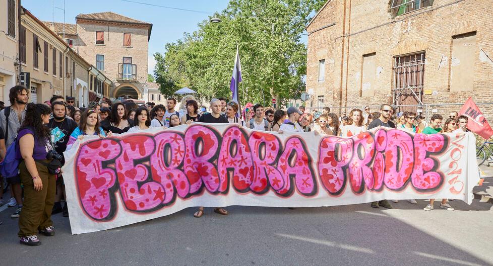 Un corteo arcobaleno attraversa Ferrara, è il primo Pride all’insegna di Stonewall (articolo e video)