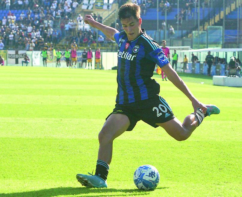 Il terzino sinistro Pietro Beruatto in azione con la maglia nerazzurra