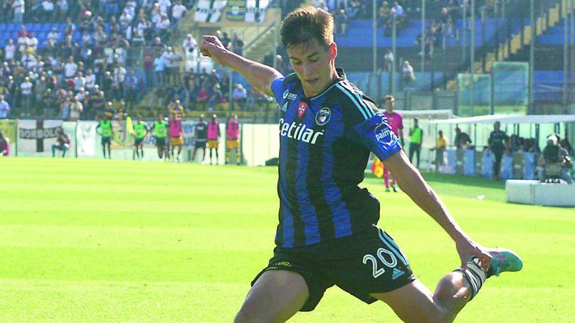 Il terzino sinistro Pietro Beruatto in azione con la maglia nerazzurra