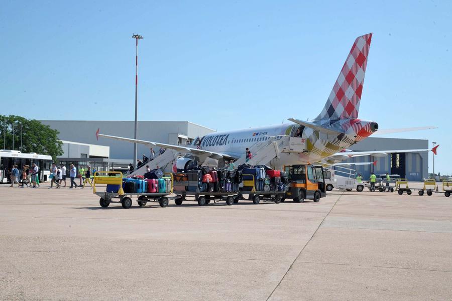 Aeromobile Volotea in pista all'aeroporto Costa Smeralda di Olbia