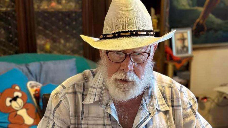 Carrara, muore investito sulle strisce pedonali l’artista e poeta Enzo Marco Diamanti