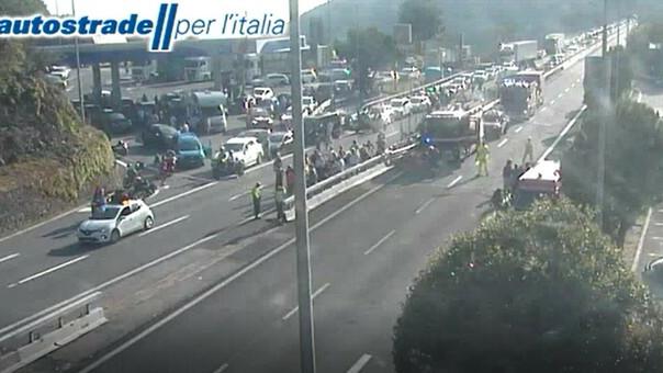 Pullman a fuoco in galleria sull’A12, 11 persone in ospedale