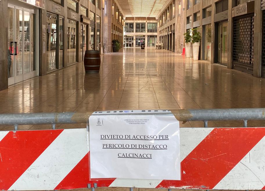 Si stacca l’intonaco: chiusa la galleria dell’isolato San Rocco