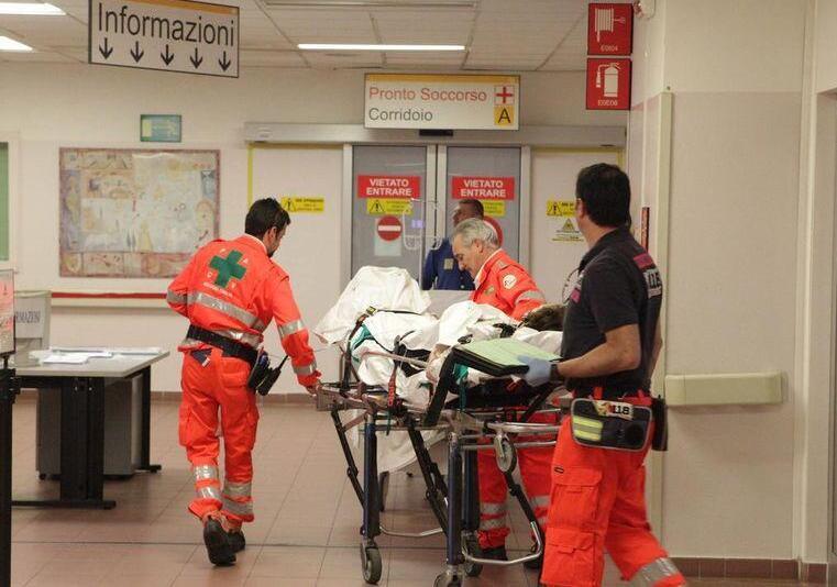 Lo accoltellano per rapinarlo