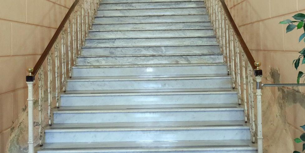 Modena Scivola sui gradini bagnati e fa causa Condominio condannato a risarcire 
