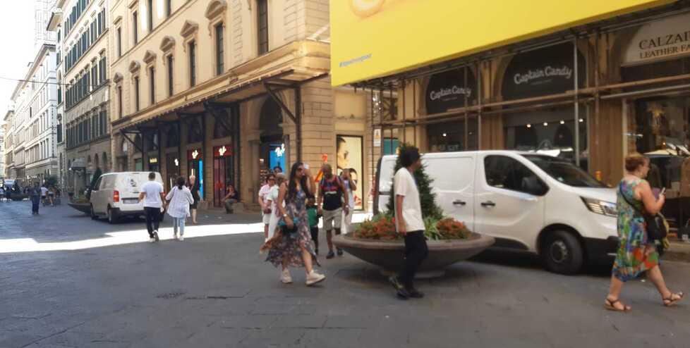 Firenze, carico e scarico in Ztl: il Far west dei corrieri