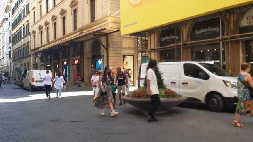 Firenze, carico e scarico in Ztl: il Far west dei corrieri