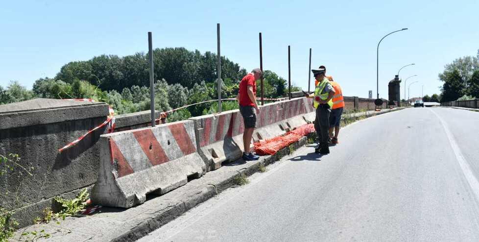 Lucca, auto distrugge il parapetto del ponte a Monte San Quirico