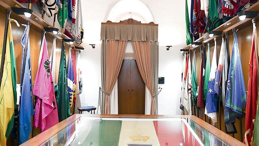 La bandiera, i registri e l’orologio: i segreti dei cimeli dell’Accademia di Livorno