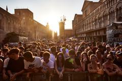Ferrara conquistata dal rap. La piazza caldissima di Lazza