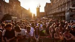 Ferrara conquistata dal rap. La piazza caldissima di Lazza