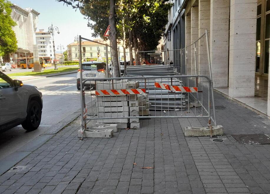 Pisa, in viale Gramsci inizia lo smantellamento dell’aiuola centrale