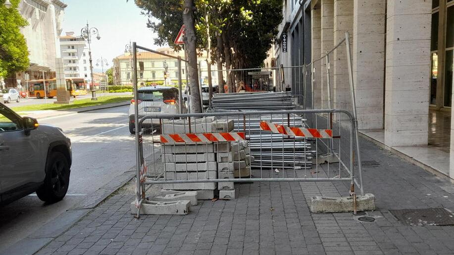 Pisa, in viale Gramsci inizia lo smantellamento dell’aiuola centrale