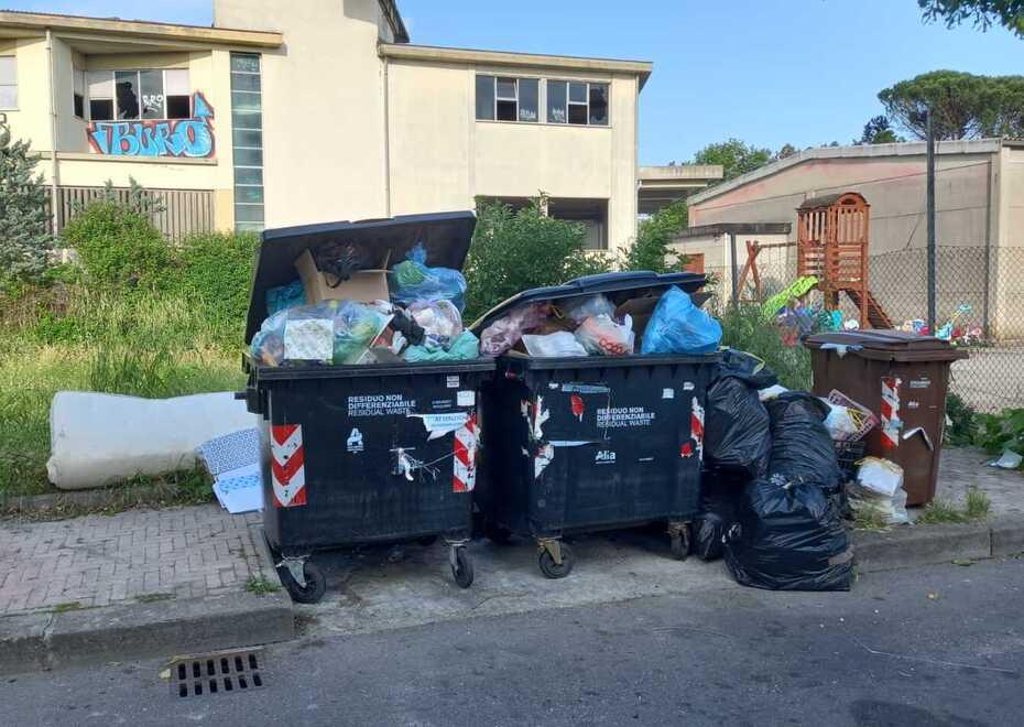 Montecatini, via Volturno “liberata” dai rifiuti: rimossi da Alia i vecchi cassonetti