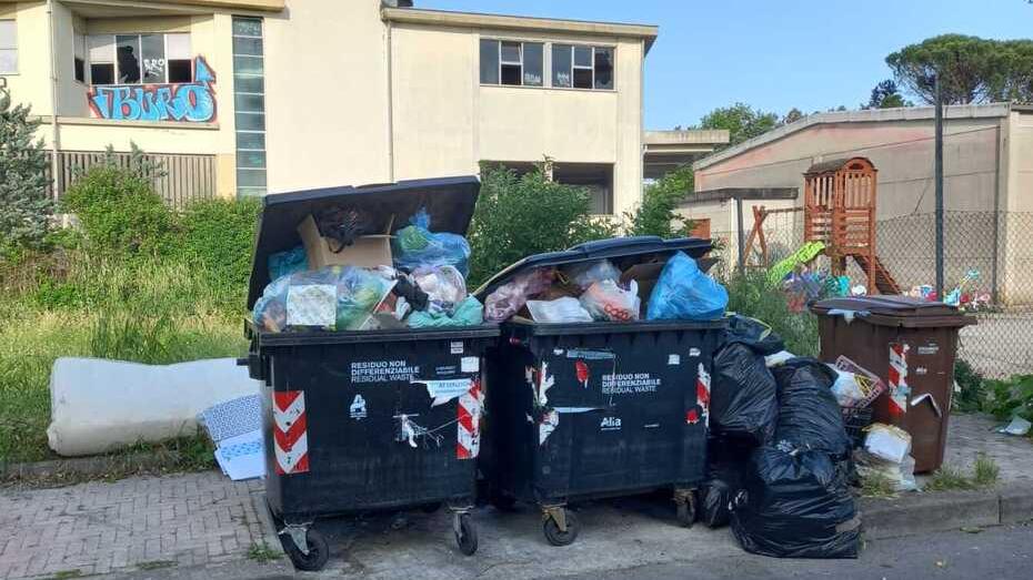 Montecatini, via Volturno “liberata” dai rifiuti: rimossi da Alia i vecchi cassonetti