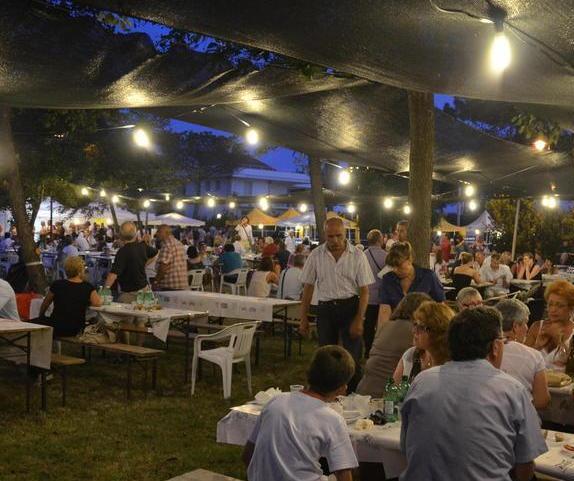 Cozze, tordelli e frittelle: a Massa è partita la stagione delle sagre<br>
