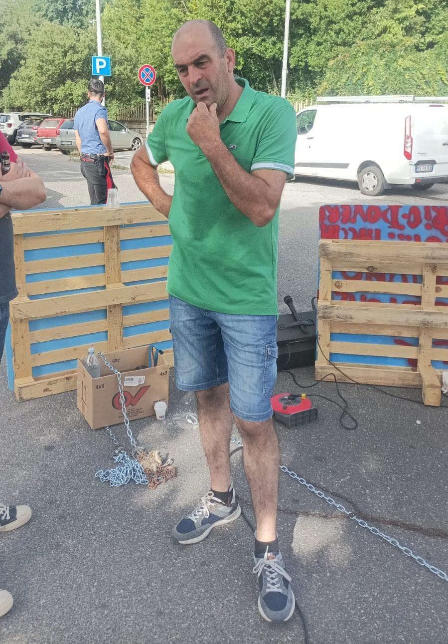 «Reparto ospedaliero chiude per ferie a Sorgono»: un attivista lo annuncia e per protesta si incatena sulla 128 bloccando parte del traffico