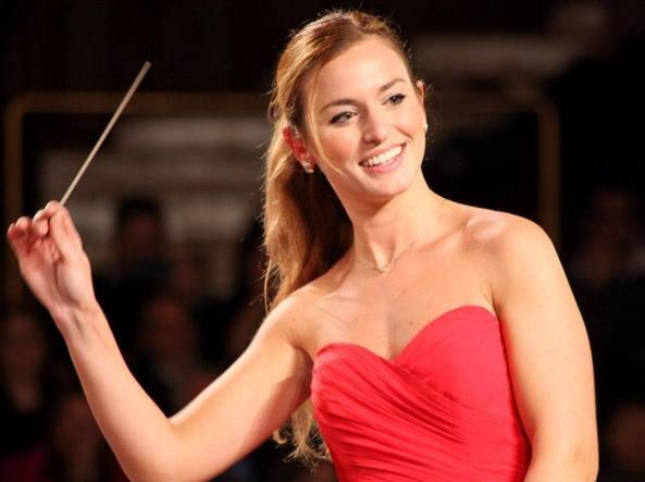 Beatrice Venezi ai concerti di fine anno a Nizza, la polemica: «Non la vogliamo, è neofascista»