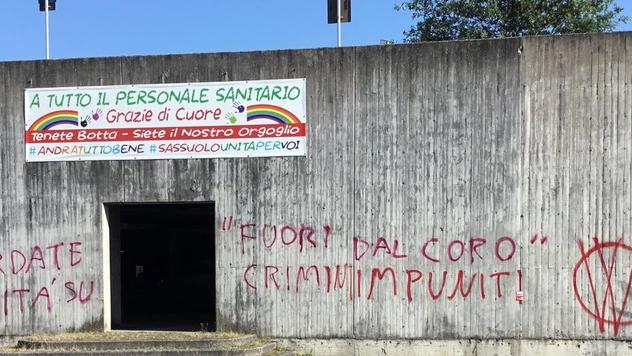 Gli ultras del Sassuolo Calcio cancellano le scritte dei no vax