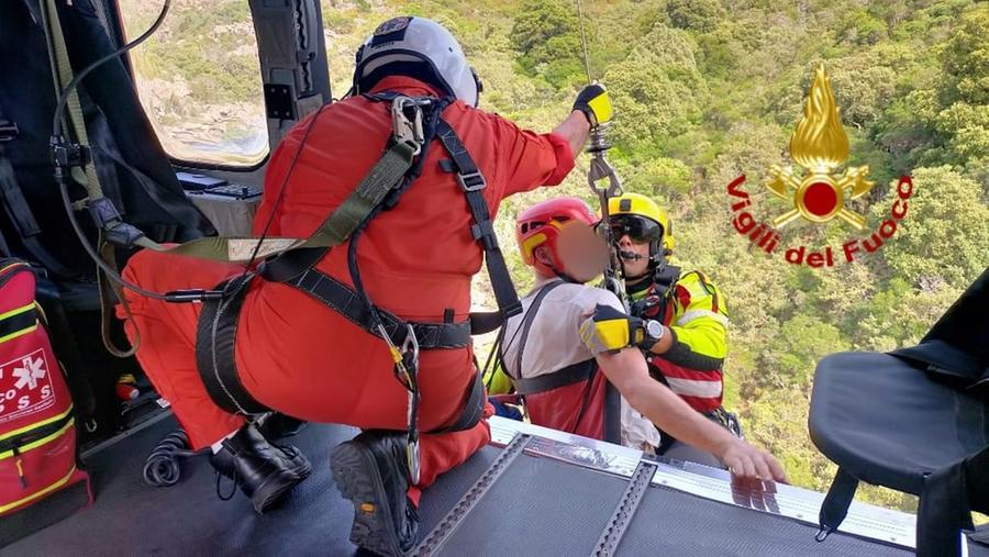 Si rompe la moto e si perde nelle montagne di Monti, salvato dai vigili del fuoco