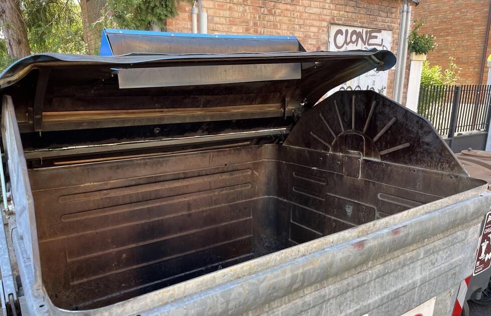 Ferrara, il piromane ancora in azione nella notte. Cassonetti in fiamme, ma la svolta è vicina