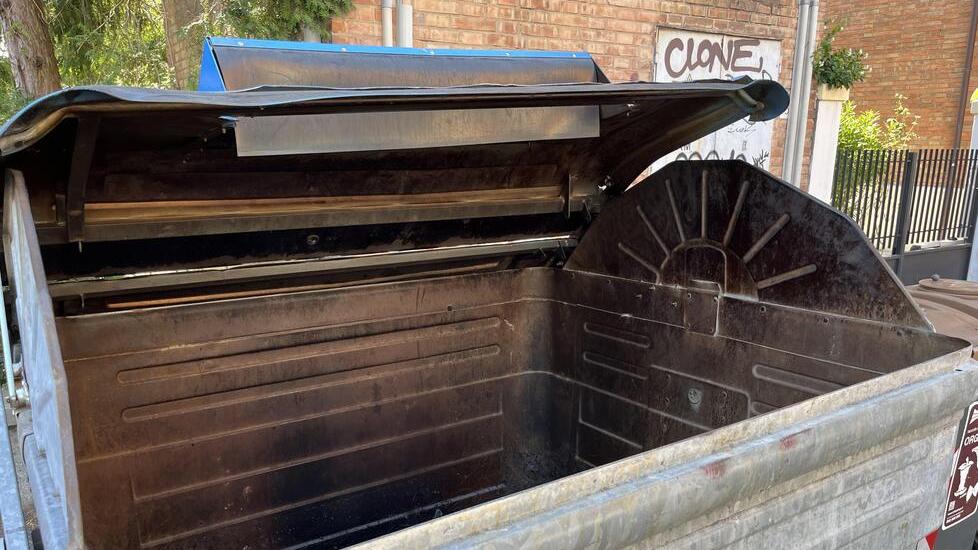 Ferrara, il piromane ancora in azione nella notte. Cassonetti in fiamme, ma la svolta è vicina