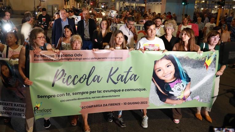 Bimba scomparsa a Firenze, Kata rapita e portata subito via. Ecco i video finiti sotto la lente