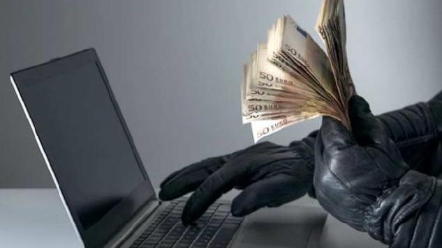 Firenze, estorceva denaro e ricattava uomini incontrati su Grindr: condannata l’ex promessa del calcio