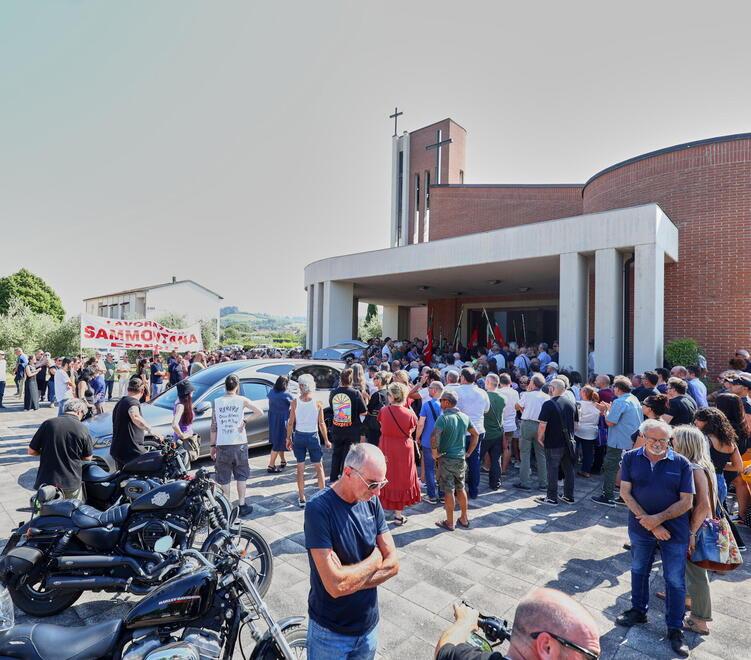 «O bella ciao», l’ultimo saluto a Marco Cappelli con il rombo delle moto