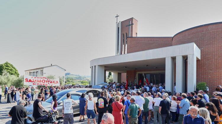 «O bella ciao», l’ultimo saluto a Marco Cappelli con il rombo delle moto
