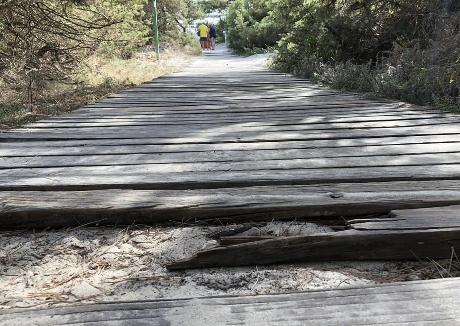 Alghero, protestano i bagnanti: «Le passerelle per Maria Pia sono un pericolo» 