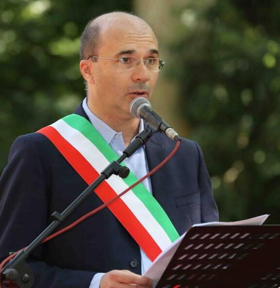 Il sindaco Luca Vecchi è meno amato: perde il 10% dei consensi secondo Governance Poll