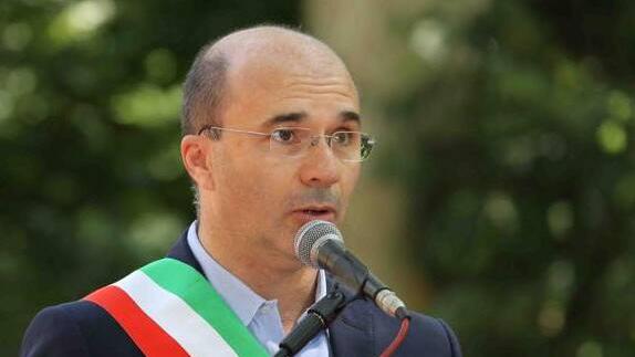 Il sindaco Luca Vecchi è meno amato: perde il 10% dei consensi secondo Governance Poll