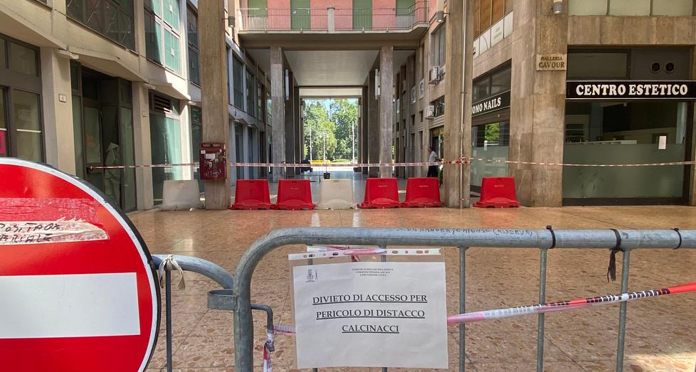 Cadono calcinacci, isolato San Rocco transennato: «Dal Comune nessuno ci ha informati»