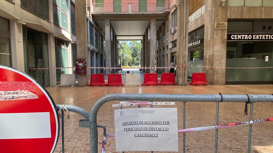 Cadono calcinacci, isolato San Rocco transennato: «Dal Comune nessuno ci ha informati»