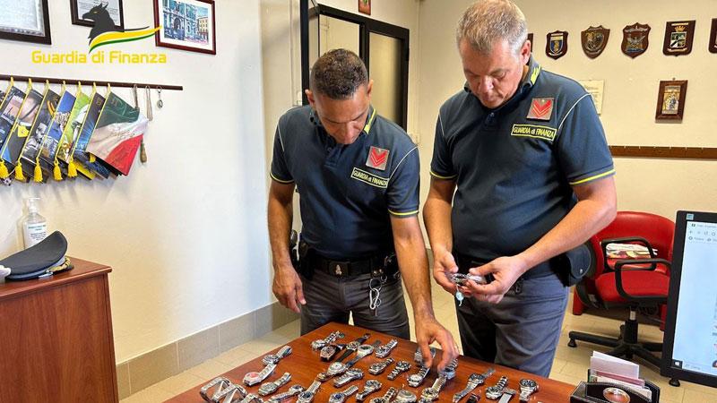 Colpo al traffico dei Rolex falsi: presa una macchina con 30mila euro – Video