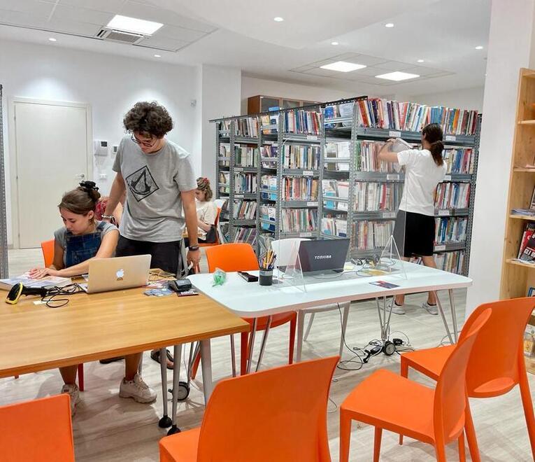 Riapre il mercatino di via Cassoli 1: «I libri di scuola costano la metà»