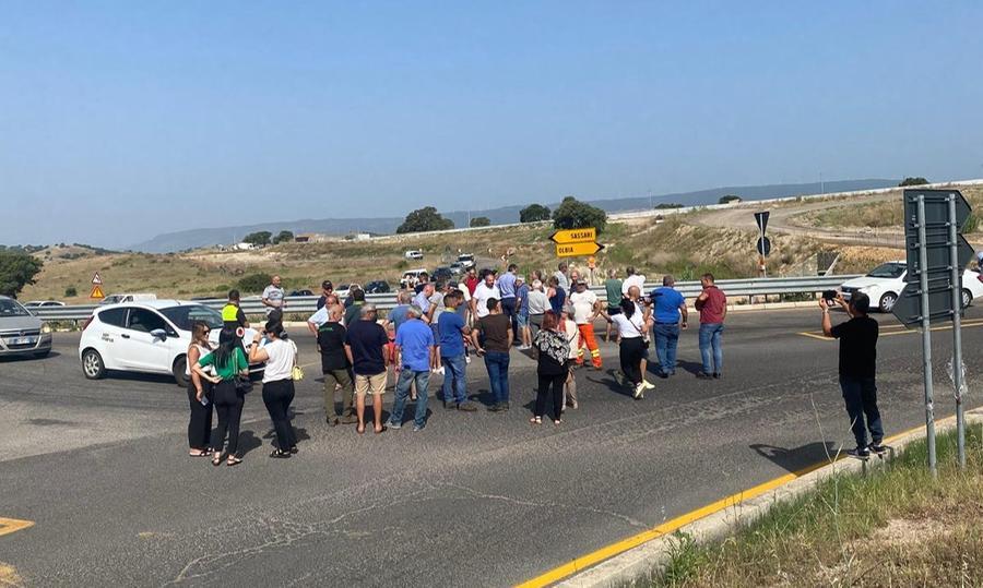 In centinaia bloccano il bivio per Oschiri sulla Sassari-Olbia: «Riaprite il ponte Diana»