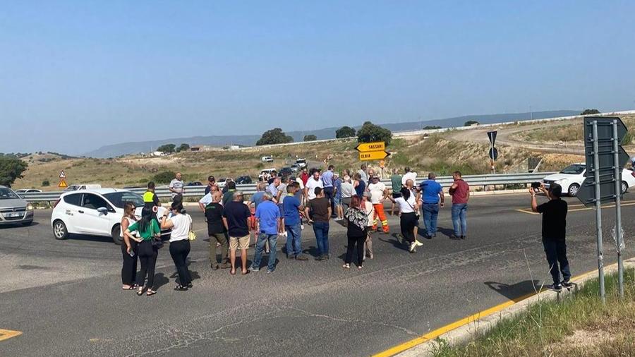 In centinaia bloccano il bivio per Oschiri sulla Sassari-Olbia: «Riaprite il ponte Diana»