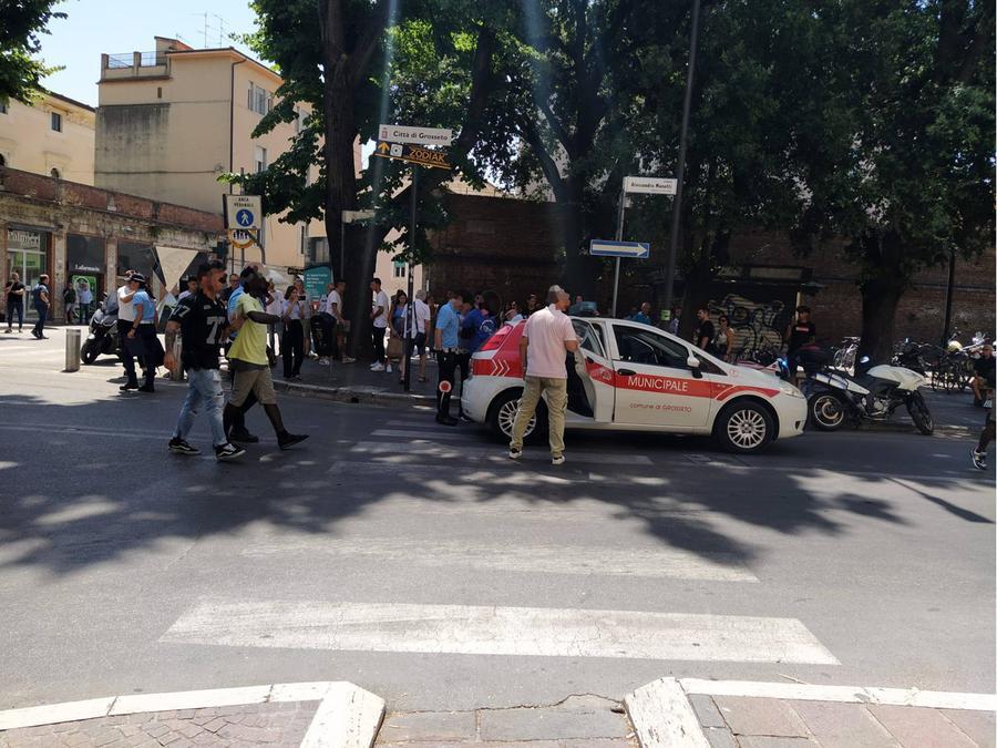Grosseto: bastonate in centro, presi dalla Municipale – Video