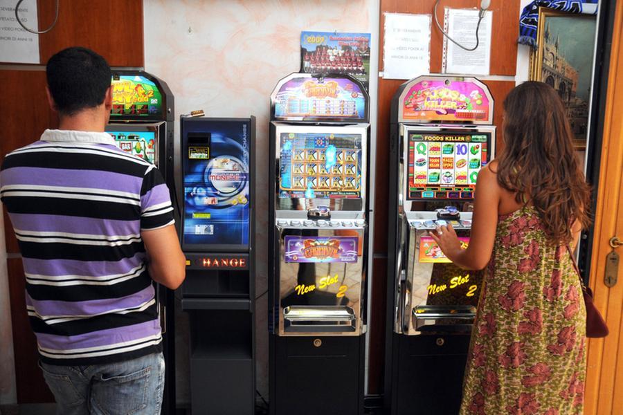 Gioco d’azzardo, niente più “ticket” con premi per i minori: approvata in Toscana la legge anti-slot