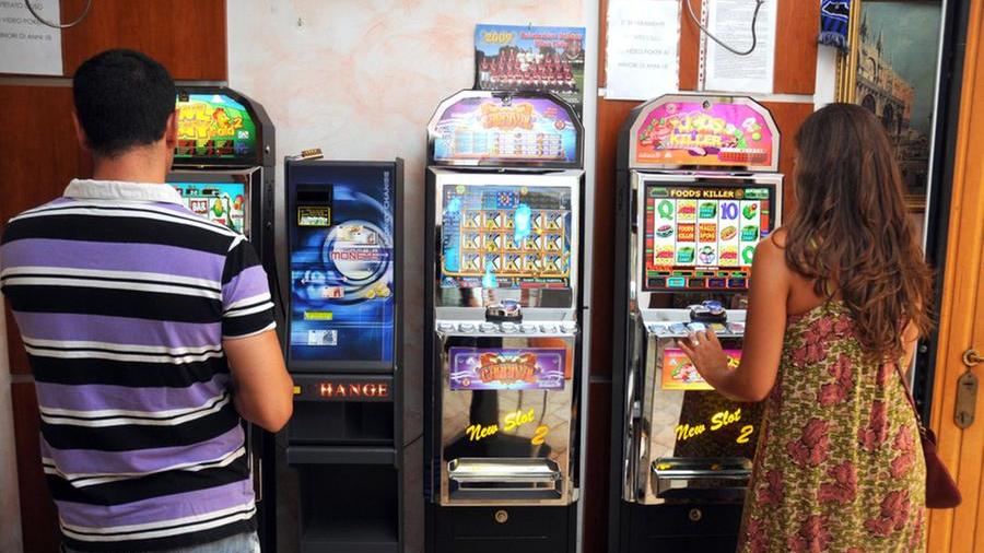 Gioco d’azzardo, niente più “ticket” con premi per i minori: approvata in Toscana la legge anti-slot