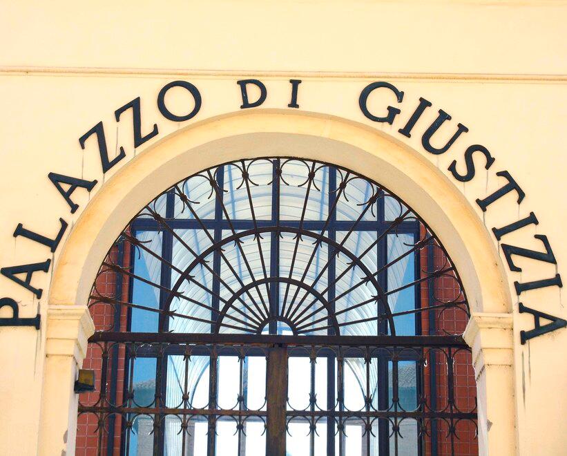 Ferrara, massacrò il padre della ex. Ora chiede di patteggiare