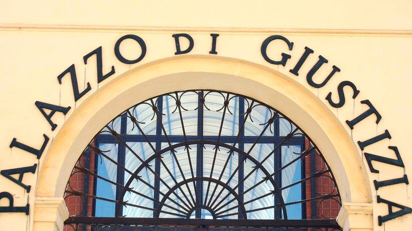 Ferrara, massacrò il padre della ex. Ora chiede di patteggiare