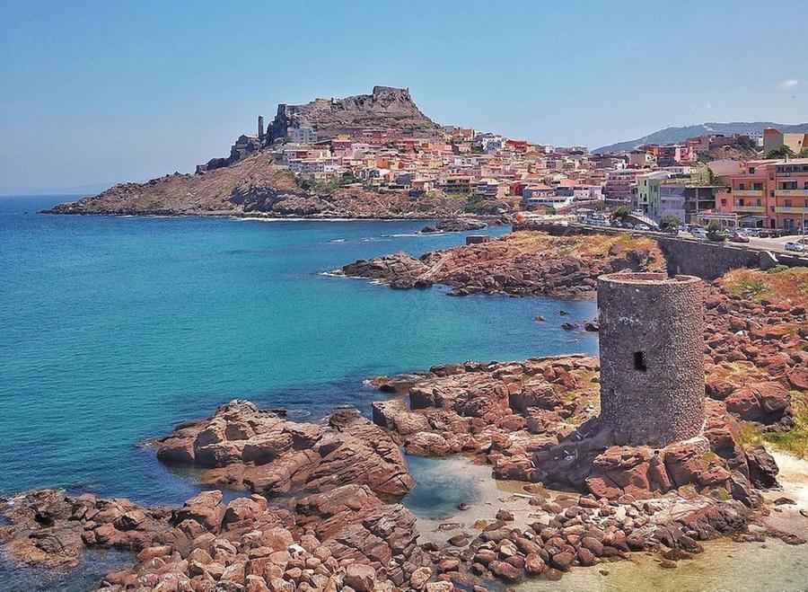 Manca l’acqua, a Castelsardo i bar non servono caffè e nei ristoranti si arrangiano coi bidoni