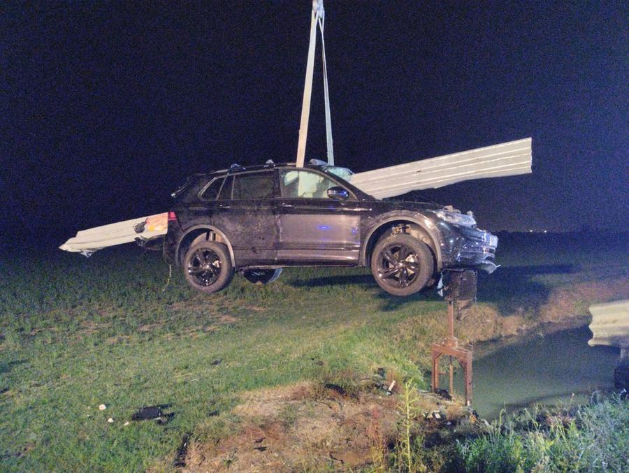 Vigarano, centrano il guard rail con l’auto: padre e figlio gravissimi