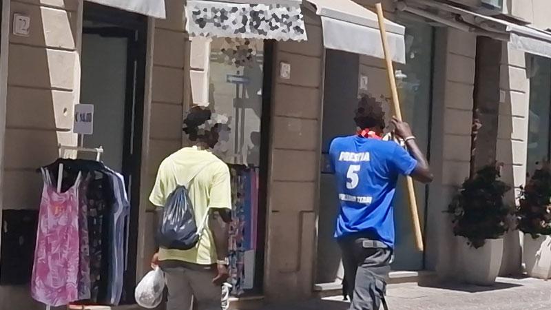 Bastonate in centro a Grosseto, poi la fuga. Due bloccati dalla Municipale – Video
